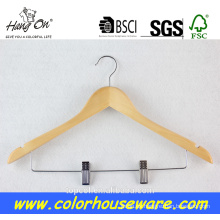 Percha madera con colgador madera de color natural clips